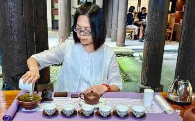 台湾茶艺师与浙江金华茶艺师切磋手上功夫