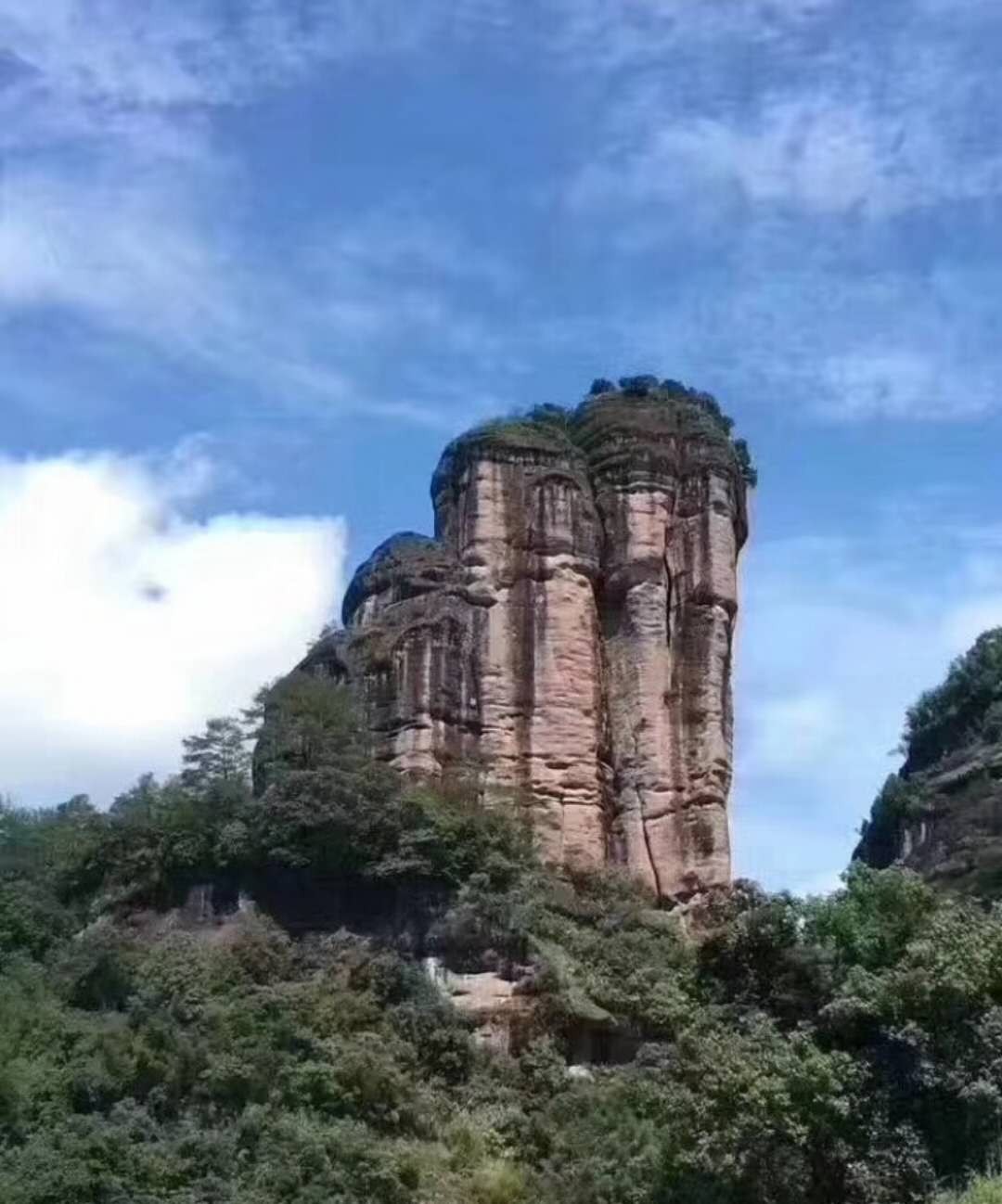 福建省南平武夷山研学旅游期待“破茧成蝶”，眼下武夷山迎来暑期旅游高峰，海内外游客蜂拥而至，饱览“双世遗”美景