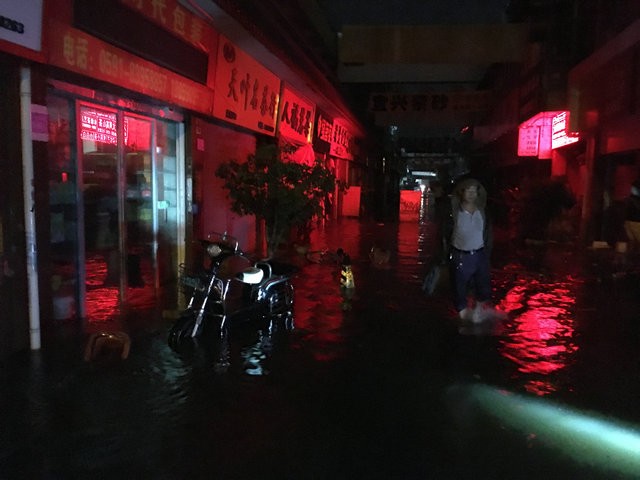 “山竹”对芳村的影响刚过，9月17日瞬间一场大雨让福州五里亭茶叶市场部分商户遭了殃