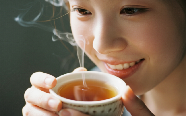 独饮：对抗快节奏生活的一杯茶