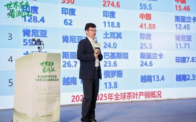 福建，到处都是响当当的茶叶大品牌。你瞧，乌龙茶、红茶、花茶、白茶，样样出色。 5月底，春茶已采完，武夷山静了下来。武夷山市星村镇燕子窠茶林深处，杨文春指挥茶农忙着把油菜花还田。“这300多亩茶园没有用过化肥、农药，全靠生态种植技术维护茶树生长。建设生态茶园，就是为了保安全、保品质。质量好，品牌才叫得响。”种了半辈子茶的杨文春对记者说。 在福建，用持续更新的生态理念和生产技术保证茶叶品质已成为共识。