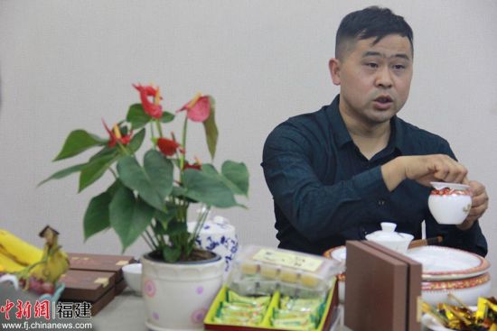 图为“黄金桂茶王争霸赛”的金奖茶王得主、美庄村乡村讲师团和乡村振兴服务队队长林亚明向来宾介绍黄金桂茶叶的特质。