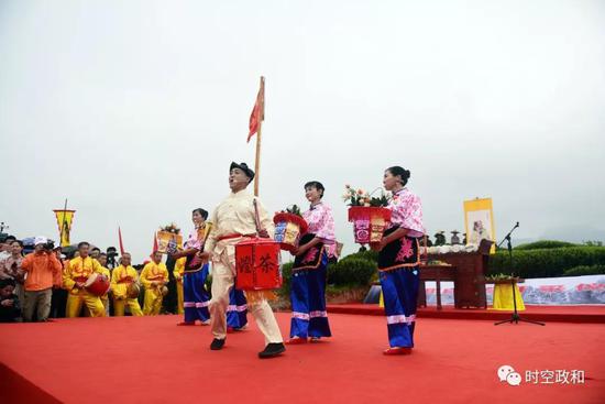 “茶灯戏”表演