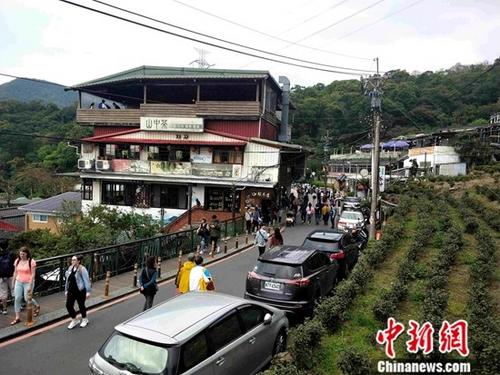 台北猫空山的木栅观光茶园有公路和缆车与山下连接，周末及节假日人流畅旺。<a target='_blank' href='http://www.chinanews.com/'>中新社</a>记者 毕永光 摄